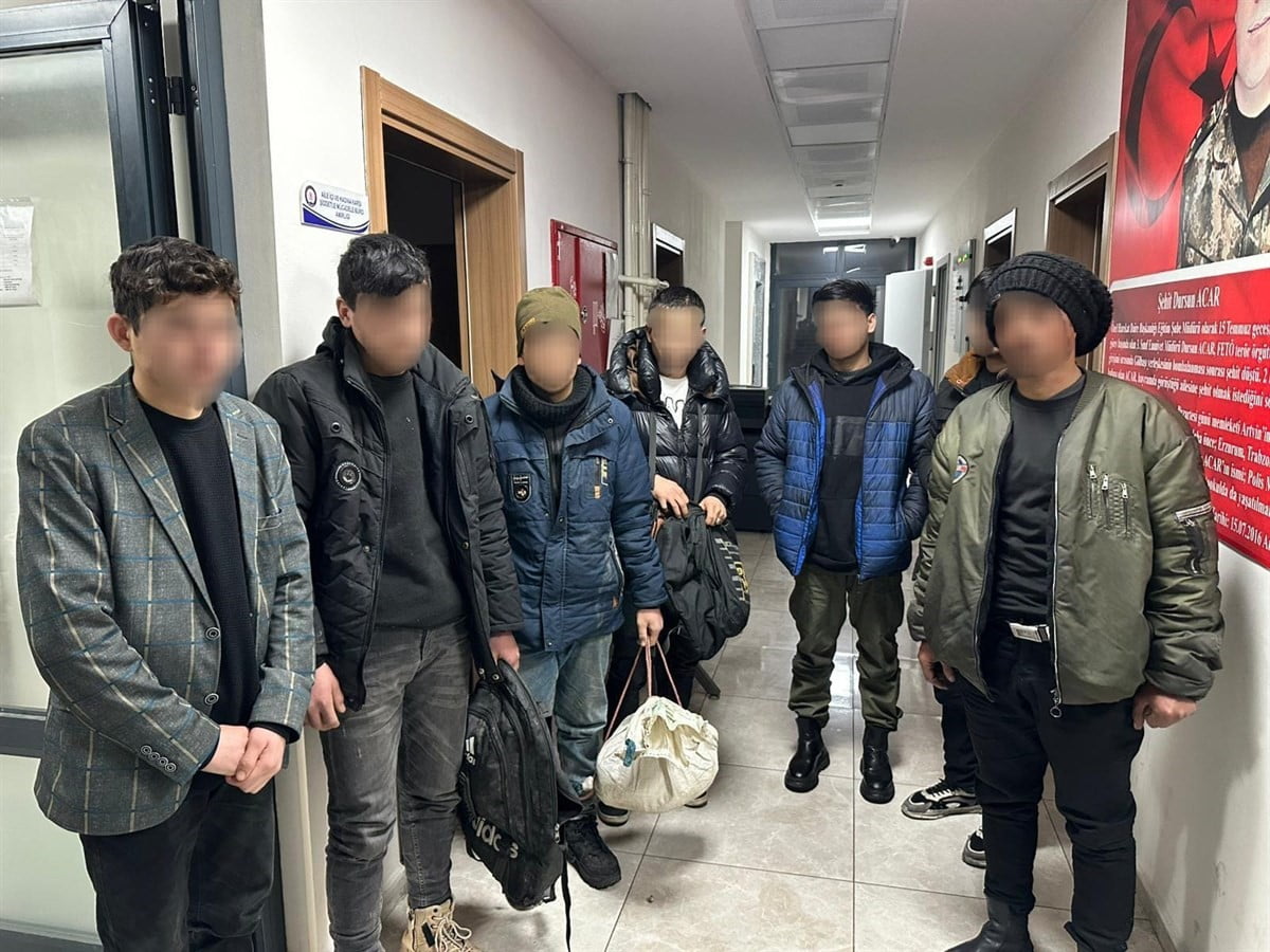 ARTVİN’DE POLİS EKİPLERİNİN DÜZENLEDİĞİ OPERASYONDA 10 DÜZENSİZ GÖÇMEN YAKALANIRKEN, ORGANİZATÖR...