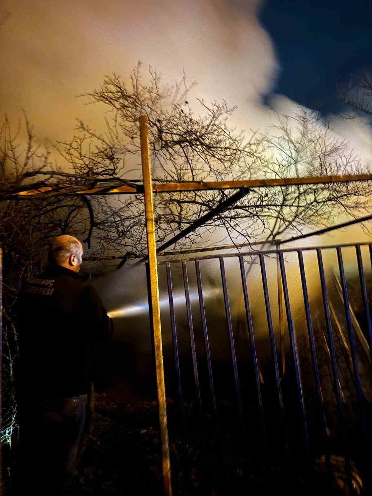 ARTVİN’İN ARDANUÇ İLÇESİNDE ÇIKAN YANGINDA BİR EV VE ODUNLUK ZARAR GÖRÜRKEN,  EKİPLERİN...