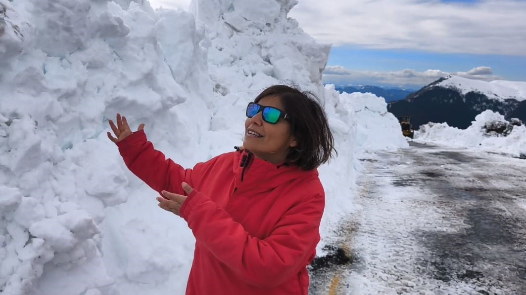 ARTVİN’İN BİLBİLAN YAYLASINDA SÜRDÜRÜLEN KARLA MÜCADELE ÇALIŞMALARI SIRASINDA BÖLGEDE YER YER 2...