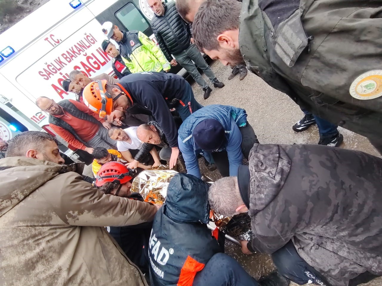 ARTVİN’İN BORÇKA İLÇESİNDE YAKLAŞIK 100 METRELİK UÇURUMA YUVARLANAN ARACIN SÜRÜCÜSÜ YARALI OLARAK...