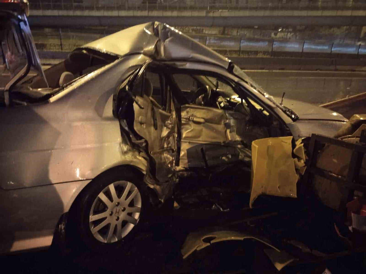 ATAŞEHİR’DE KONTROLDEN ÇIKAN OTOMOBİL BARİYERLERE OK GİBİ SAPLANDI: 1 AĞIR YARALI