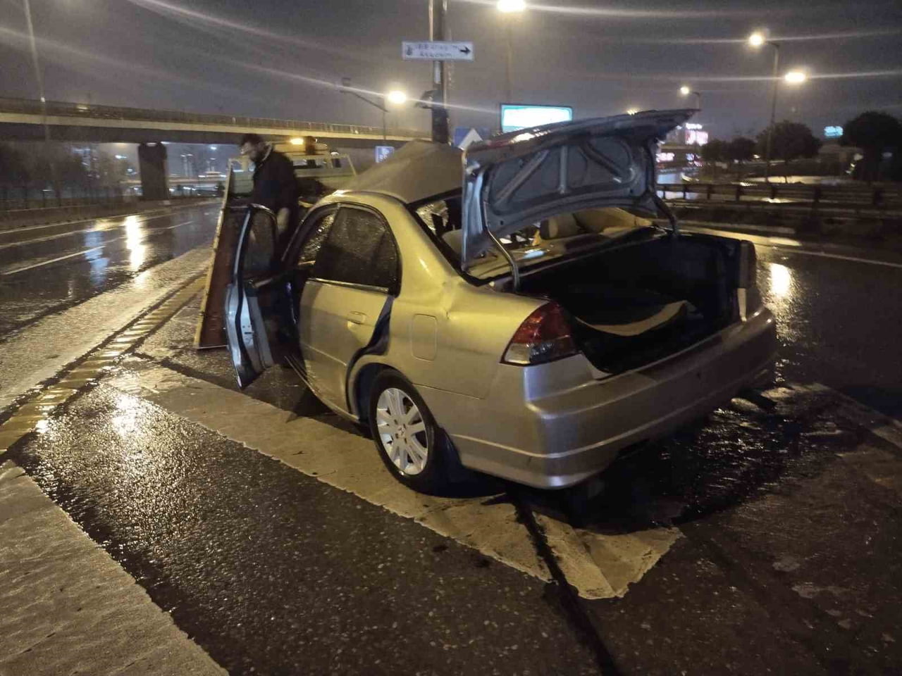 ATAŞEHİR’DE KONTROLDEN ÇIKAN OTOMOBİL BARİYERLERE OK GİBİ SAPLANDI: 1 AĞIR YARALI