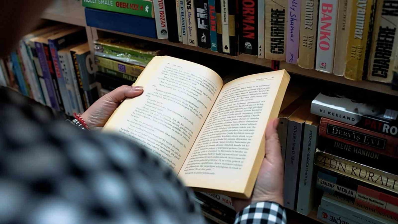 AYDIN'IN DİDİM İLÇESİNDE 1996 YILINDA GÖNÜLLÜ EMEĞİYLE KURULAN KÜTÜPHANE, BUGÜN BİNLERCE GENCİN...