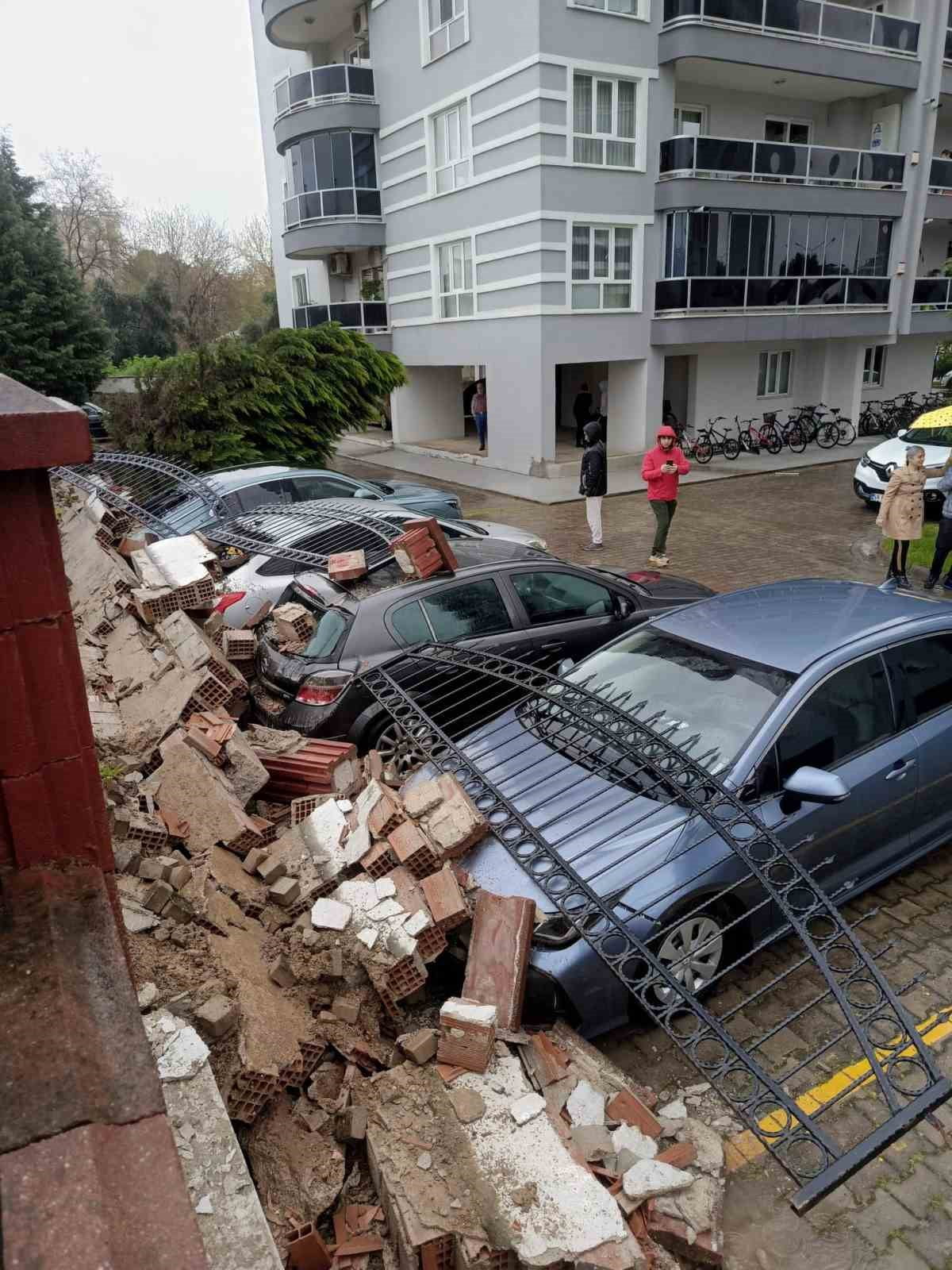 AYDIN'IN EFELER İLÇESİNDE BİR SİTENİN İSTİNAT DUVARININ YIKILMASI SONUCU PARK HALİNDEKİ 5 ARAÇ...