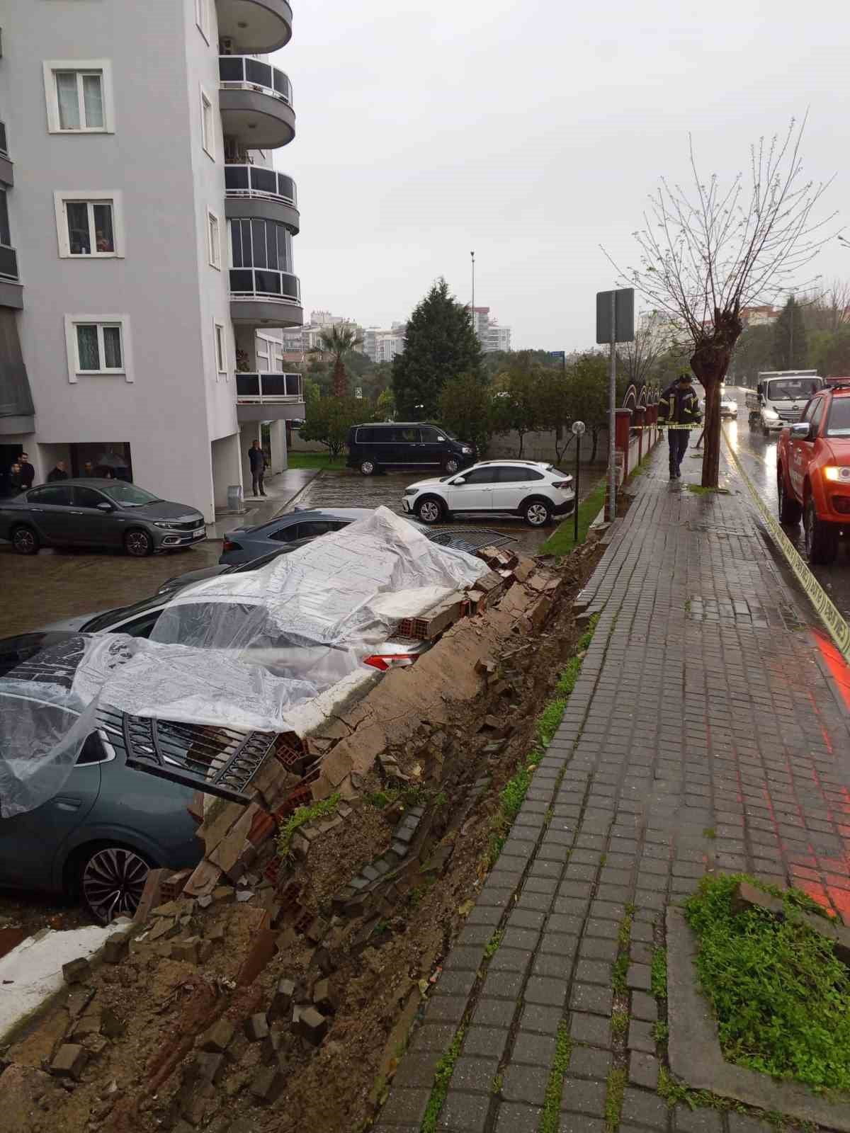 AYDIN'IN EFELER İLÇESİNDE BİR SİTENİN İSTİNAT DUVARININ YIKILMASI SONUCU PARK HALİNDEKİ 5 ARAÇ...