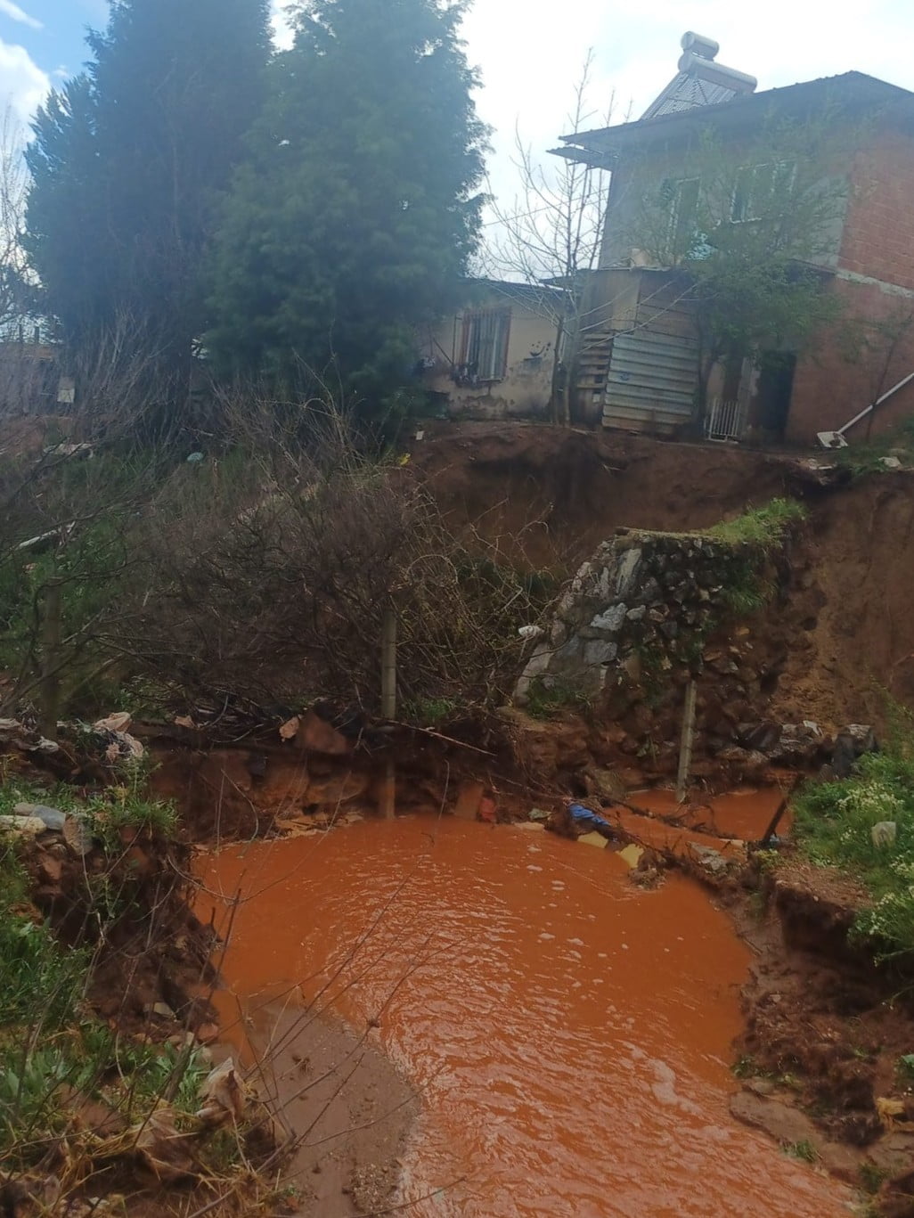AYDIN'IN EFELER İLÇESİNDE ETKİLİ OLAN SAĞANAK SONRASI ÇAKIRLAR ÇAYI TAŞARKEN, YIKILMA RİSKİ...