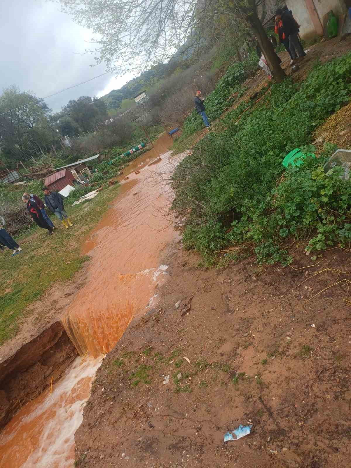 AYDIN'IN EFELER İLÇESİNDE ETKİLİ OLAN SAĞANAK SONRASI ÇAKIRLAR ÇAYI TAŞARKEN, YIKILMA RİSKİ...