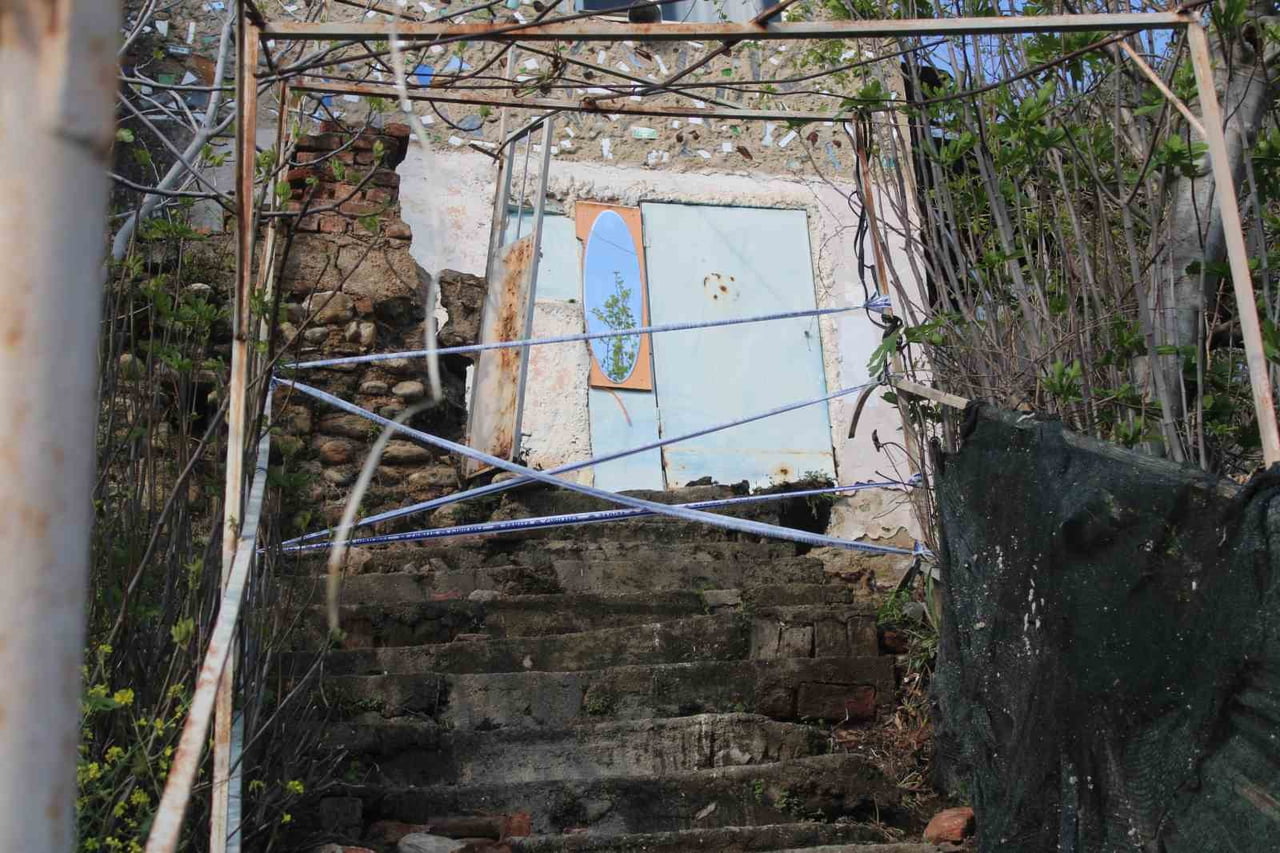 AYDIN'IN EFELER İLÇESİNDE ETKİLİ OLAN YAĞIŞLARIN SEBEBİYLE TOPRAK KAYMASI MEYDANI GELİRKEN...