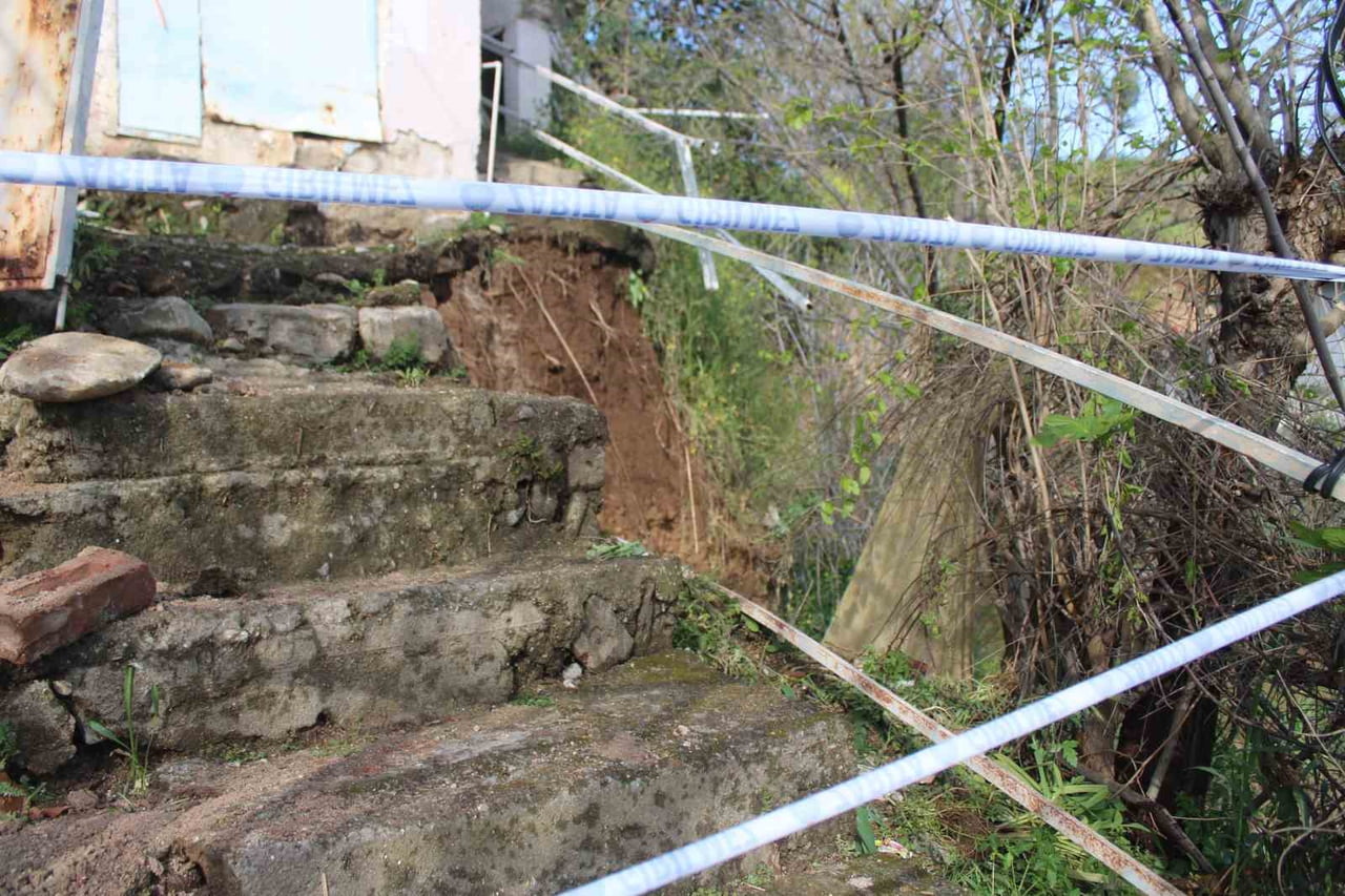 AYDIN'IN EFELER İLÇESİNDE ETKİLİ OLAN YAĞIŞLARIN SEBEBİYLE TOPRAK KAYMASI MEYDANI GELİRKEN...