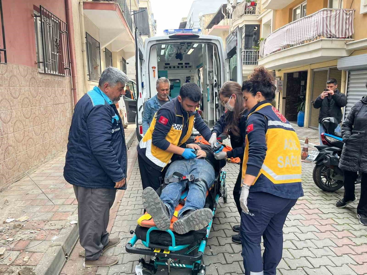 AYDIN'IN EFELER İLÇESİNDE İNTERNET KABLOSU DÖŞEME ÇALIŞMASI YAPAN BİR İŞÇİ, BASTIĞI KLİMA...