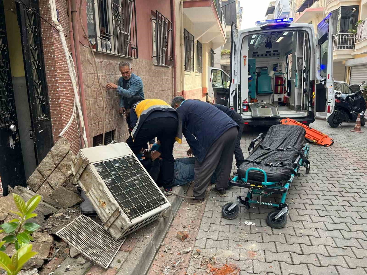 AYDIN'IN EFELER İLÇESİNDE İNTERNET KABLOSU DÖŞEME ÇALIŞMASI YAPAN BİR İŞÇİ, BASTIĞI KLİMA...