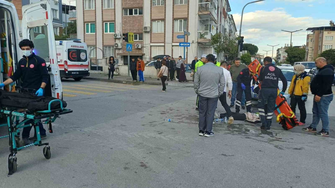 AYDIN'IN EFELER İLÇESİNDE OTOMOBİL İLE MOTOSİKLETİN ÇARPIŞMASI SONUCU MEYDANA GELEN KAZADA BİRİ...