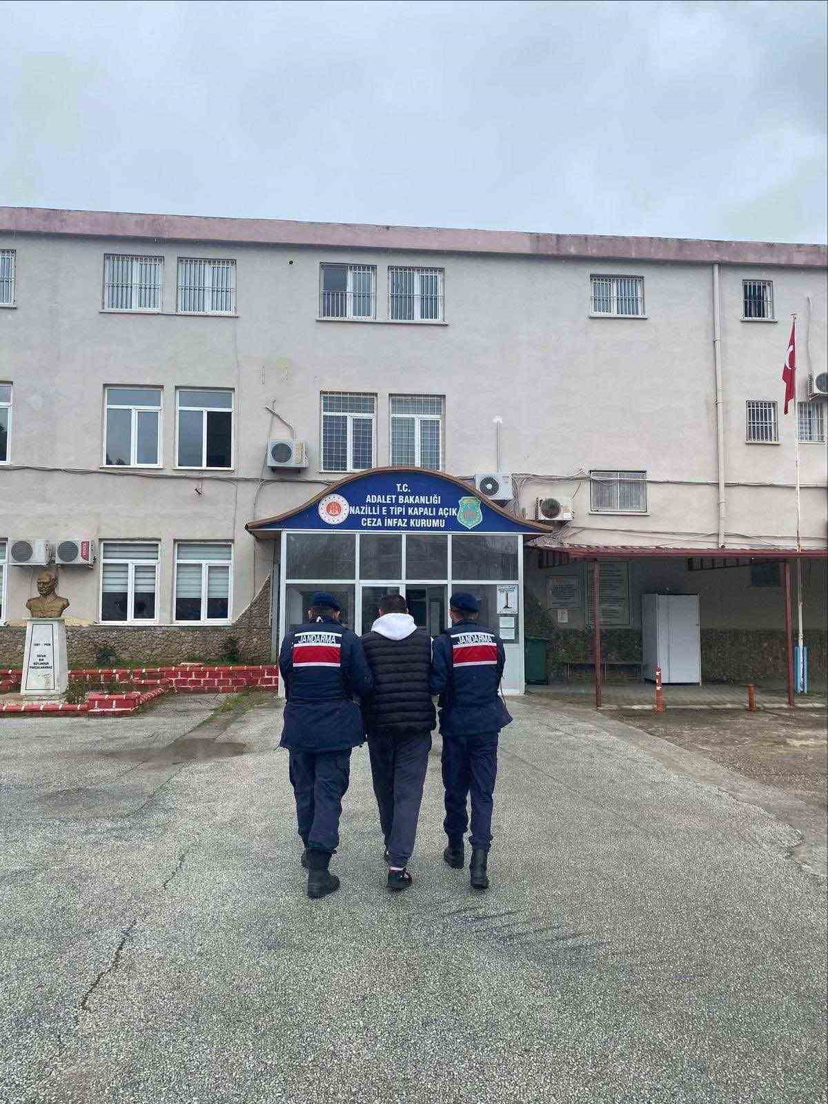 AYDIN'IN KUŞADASI VE NAZİLLİ İLÇELERİNDE ÇEŞİTLİ SUÇLARDAN ARANAN 2 ŞAHIS, JANDARMA EKİPLERİNCE...