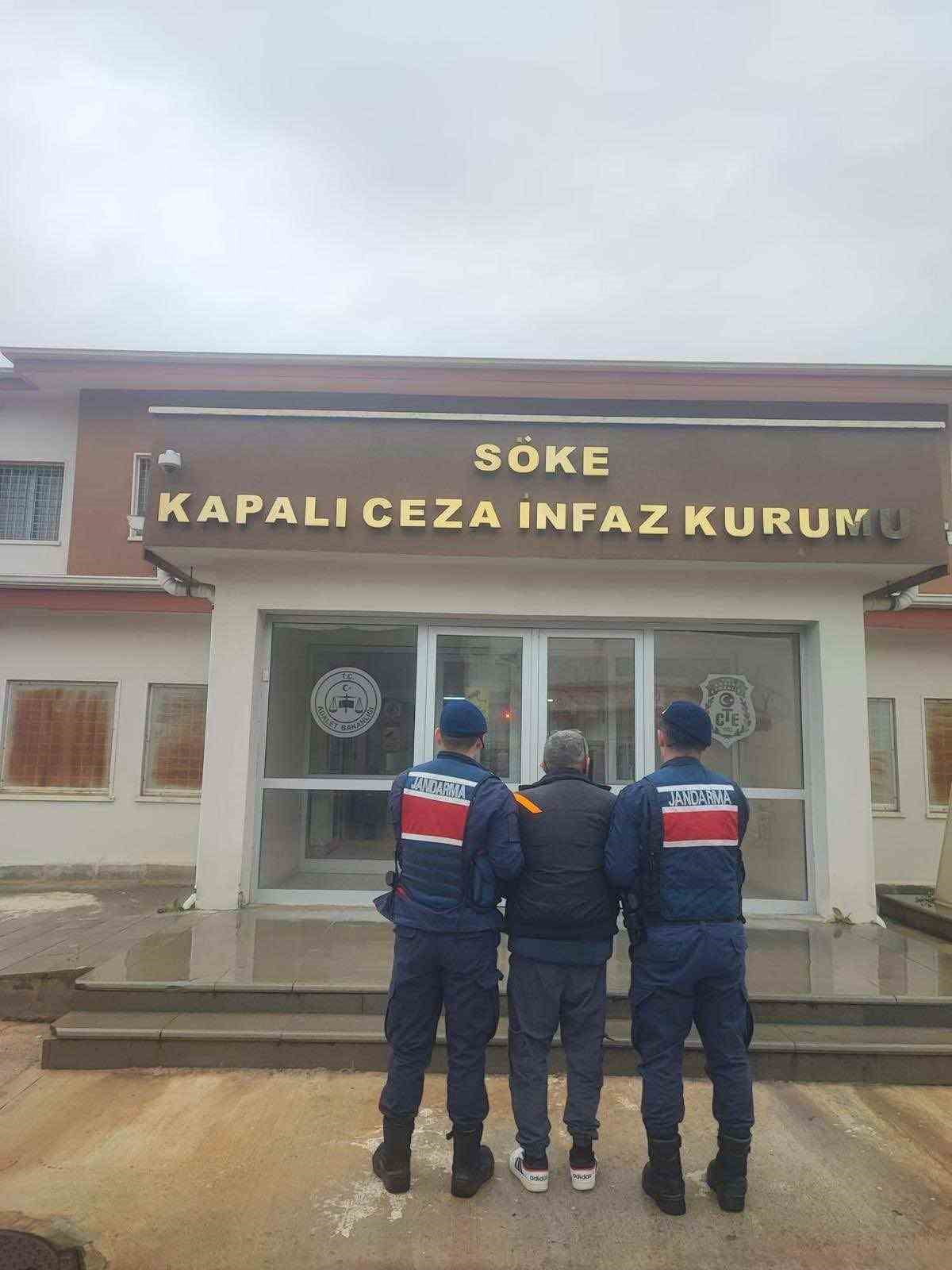 AYDIN'IN KUŞADASI VE NAZİLLİ İLÇELERİNDE ÇEŞİTLİ SUÇLARDAN ARANAN 2 ŞAHIS, JANDARMA EKİPLERİNCE...