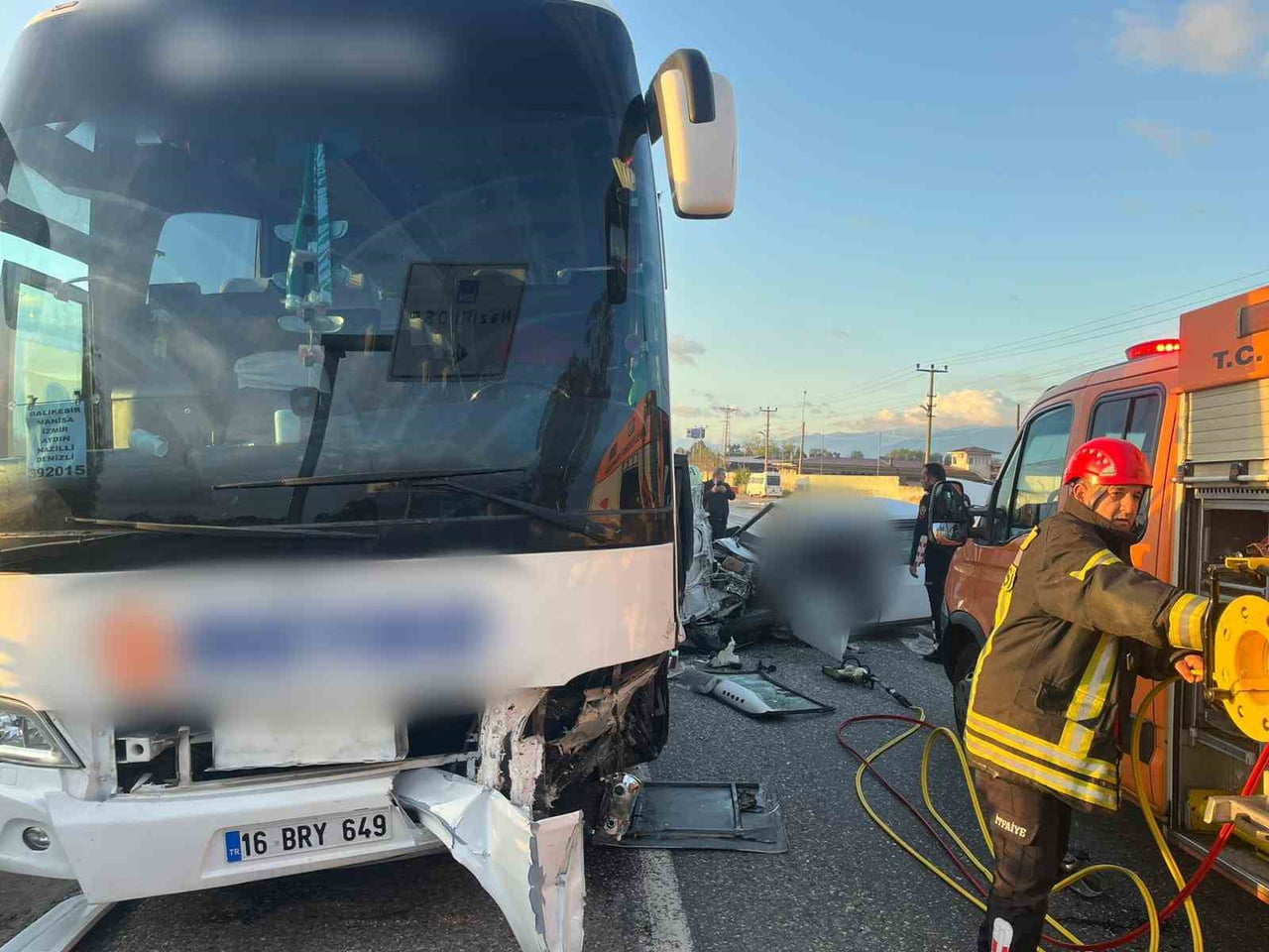 AYDIN'IN NAZİLLİ İLÇESİNDE YOLCU OTOBÜSÜ İLE OTOMOBİLİN ÇARPIŞMASI SONUCU MEYDANA GELEN TRAFİK...