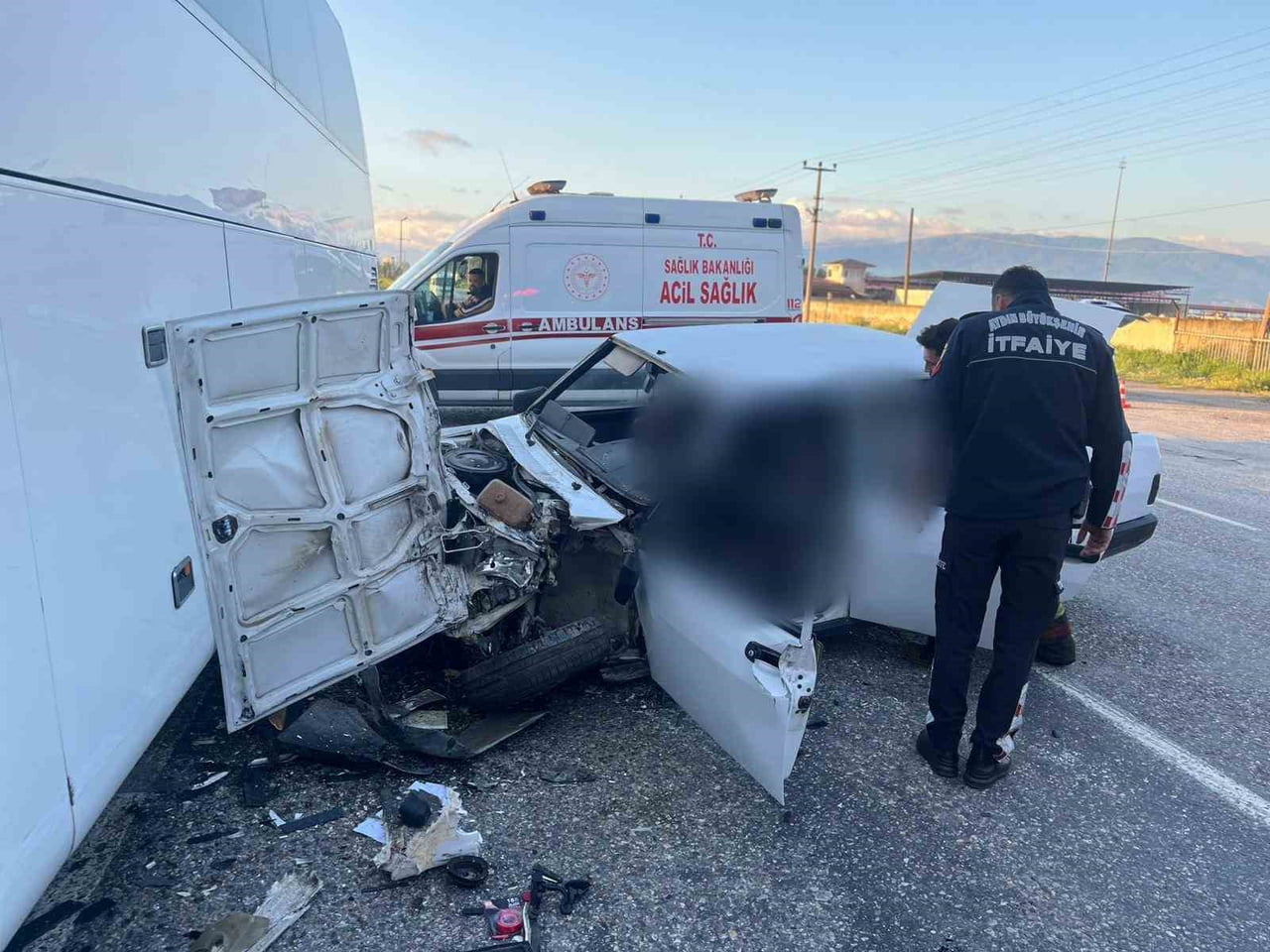 AYDIN'IN NAZİLLİ İLÇESİNDE YOLCU OTOBÜSÜ İLE OTOMOBİLİN ÇARPIŞMASI SONUCU MEYDANA GELEN TRAFİK...