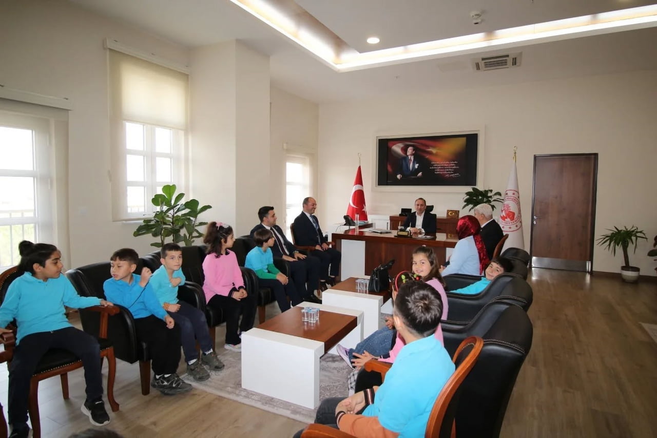 AYDIN’IN ÇİNE İLÇESİNDE İLKOKUL ÖĞRENCİLERİ, KAYMAKAM ALİ ERDOĞAN’I MAKAMINDA ZİYARET EDEREK KAMU...