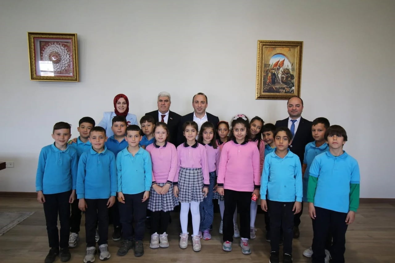 AYDIN’IN ÇİNE İLÇESİNDE İLKOKUL ÖĞRENCİLERİ, KAYMAKAM ALİ ERDOĞAN’I MAKAMINDA ZİYARET EDEREK KAMU...