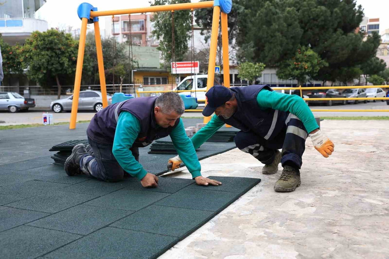 AYDIN’IN EFELER İLÇESİNDE PARK VE YEŞİL ALANLARDA BAKIM VE ONARIM ÇALIŞMALARI SÜRÜYOR.