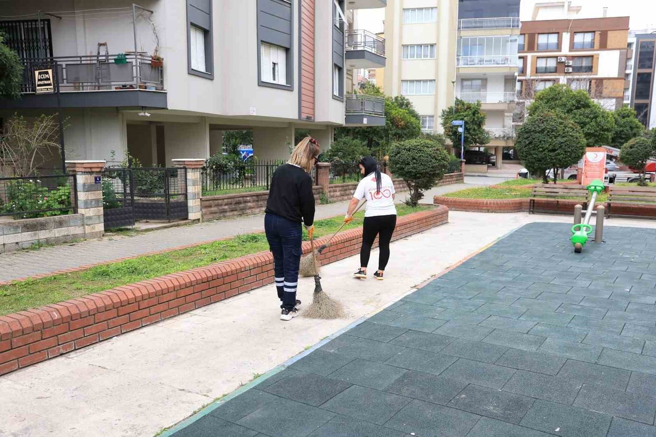 AYDIN’IN EFELER İLÇESİNDE PARK VE YEŞİL ALANLARDA BAKIM VE ONARIM ÇALIŞMALARI SÜRÜYOR.