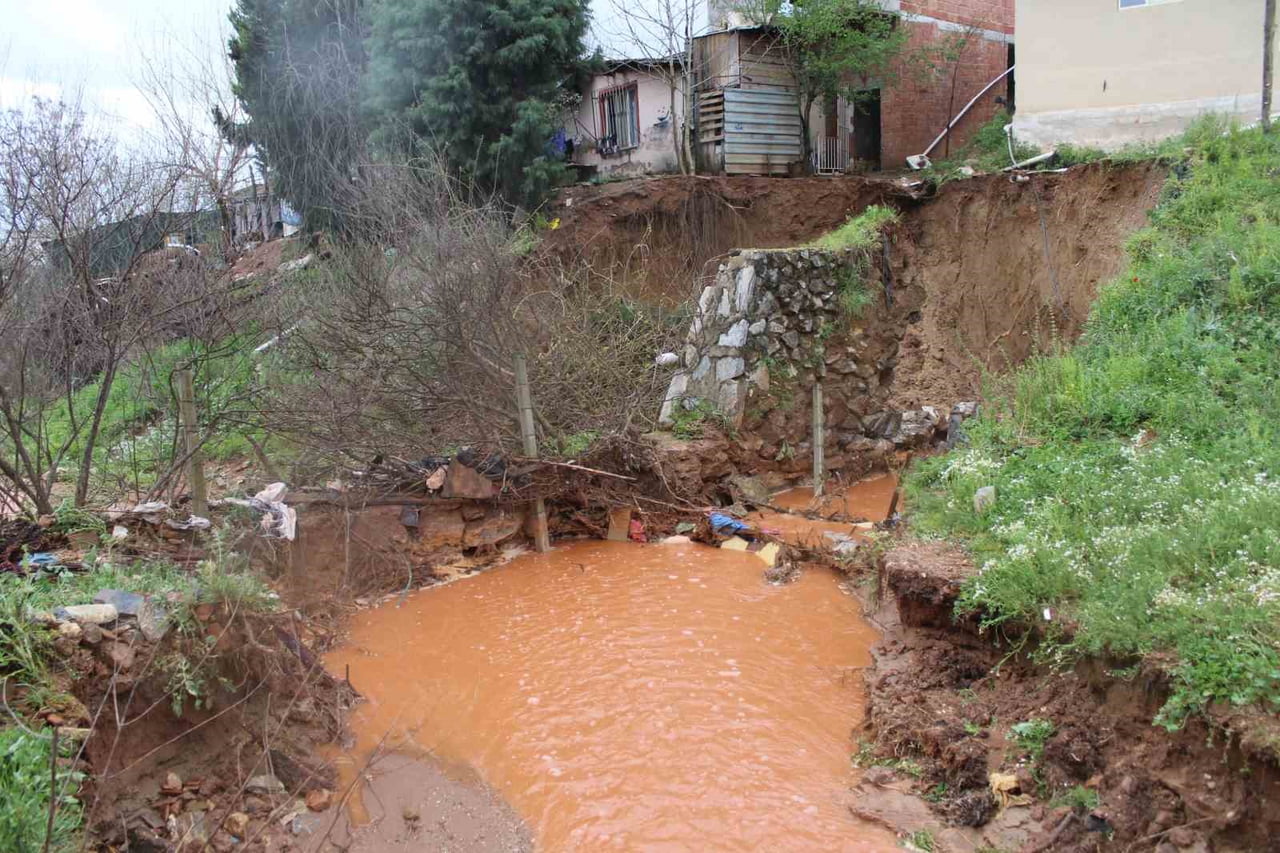 AYDIN’IN EFELER İLÇESİNDEKİ ÇAKIRLAR ÇAYI’NIN ETKİLİ OLAN SAĞANAK SONRASINDA TAŞMASIYLA TOPRAĞIN...