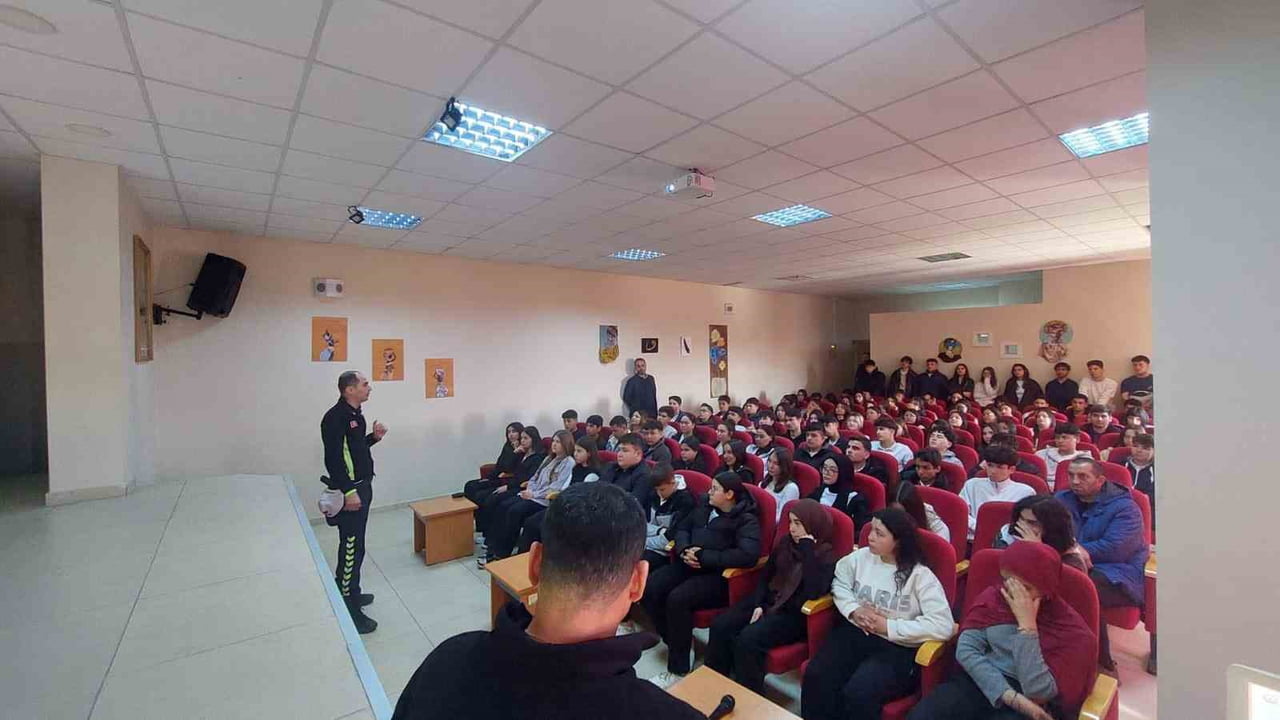 AYDIN’IN KARACASU İLÇESİNDE ÖĞRENCİLERE YÖNELİK POLİSLİK MESLEĞİ TANITIMI VE GÜVENLİK...