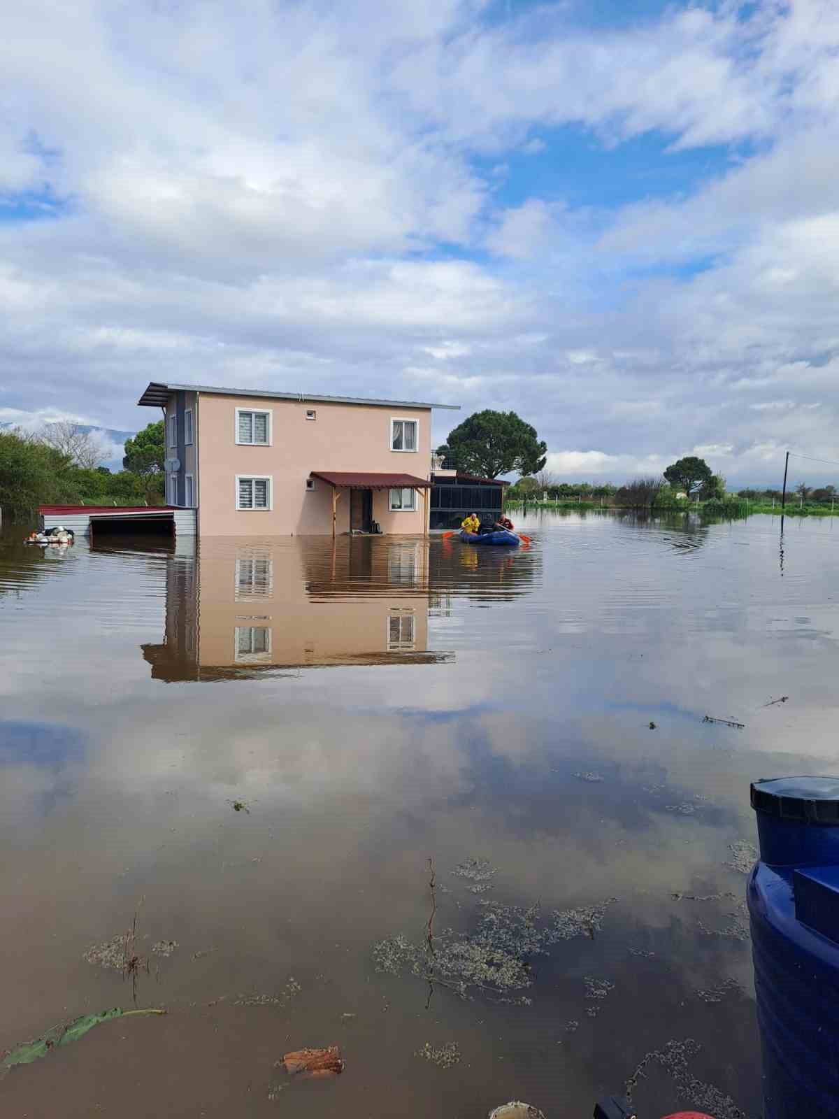 AYDIN’IN SÖKE İLÇESİNDE ETKİLİ OLAN YAĞIŞLARIN ARDINDAN SU SEVİYESİNİN YÜKSELMESİ SONUCU EVİNDE...