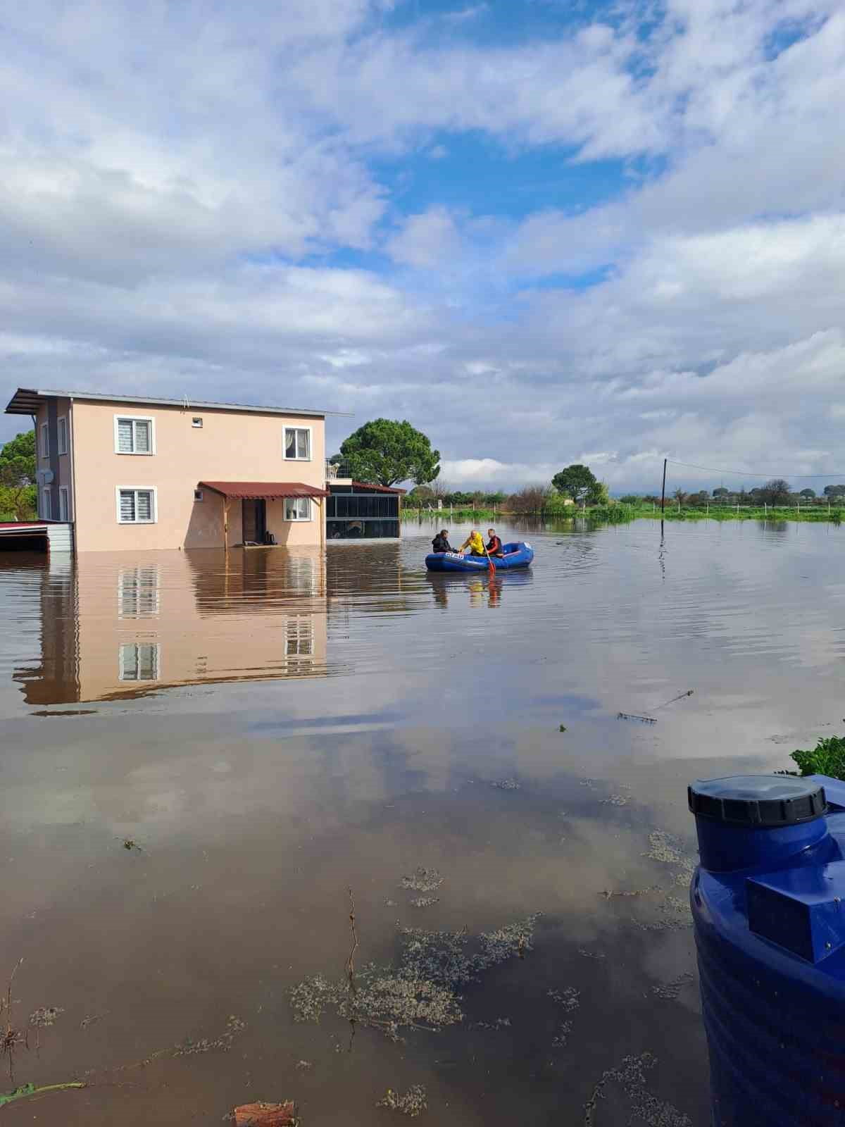 AYDIN’IN SÖKE İLÇESİNDE ETKİLİ OLAN YAĞIŞLARIN ARDINDAN SU SEVİYESİNİN YÜKSELMESİ SONUCU EVİNDE...