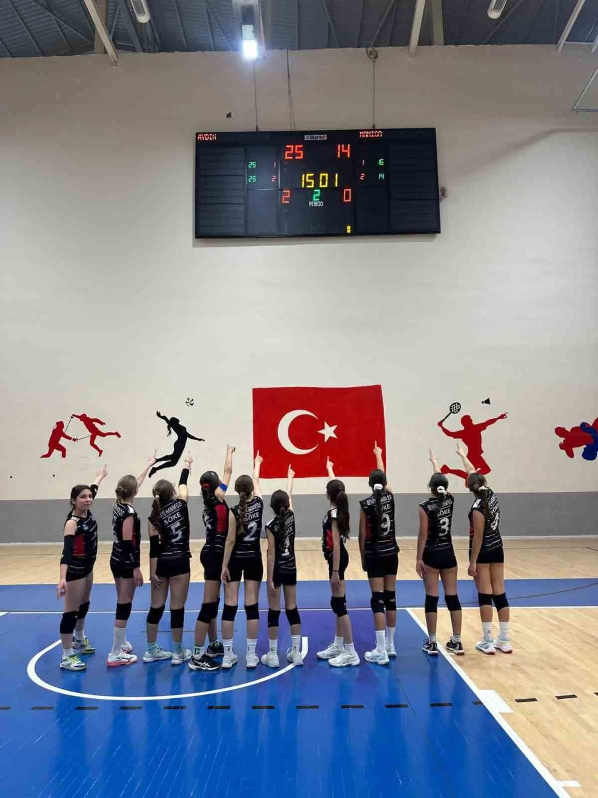 AYDIN’IN SÖKE İLÇESİNDEKİ BEHİYE HANIM ORTAOKULU KÜÇÜK KIZLAR VOLEYBOL TAKIMI, UŞAK’TA DÜZENLENEN...