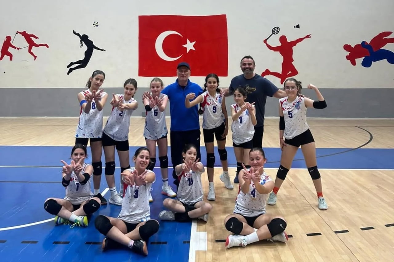 AYDIN’IN SÖKE İLÇESİNDEKİ BEHİYE HANIM ORTAOKULU KÜÇÜK KIZLAR VOLEYBOL TAKIMI, UŞAK’TA DÜZENLENEN...