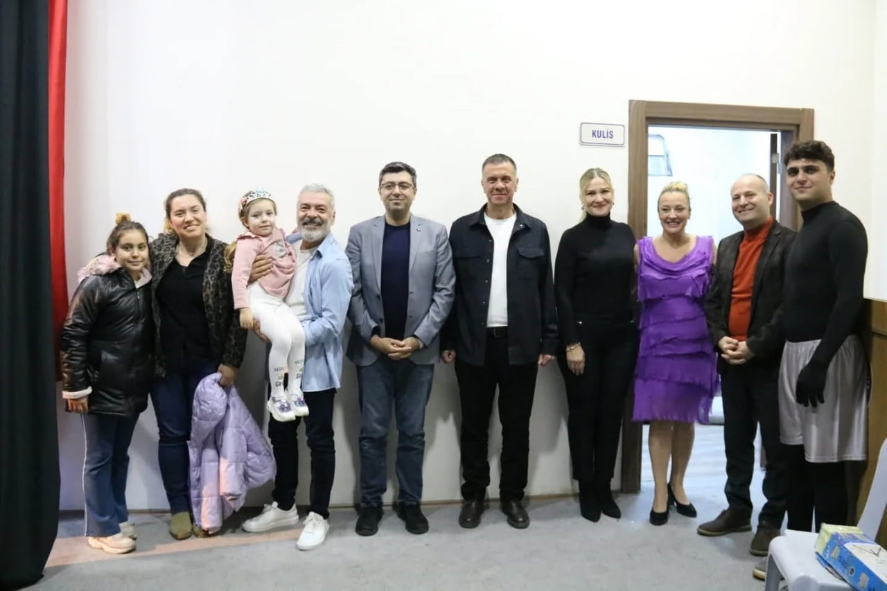 AYDIN’IN YENİPAZAR İLÇESİNDE SAHNELENEN 'İYİ DELİRDİK' ADLI TİYATRO OYUNU, SANATSEVERLERDEN YOĞUN...