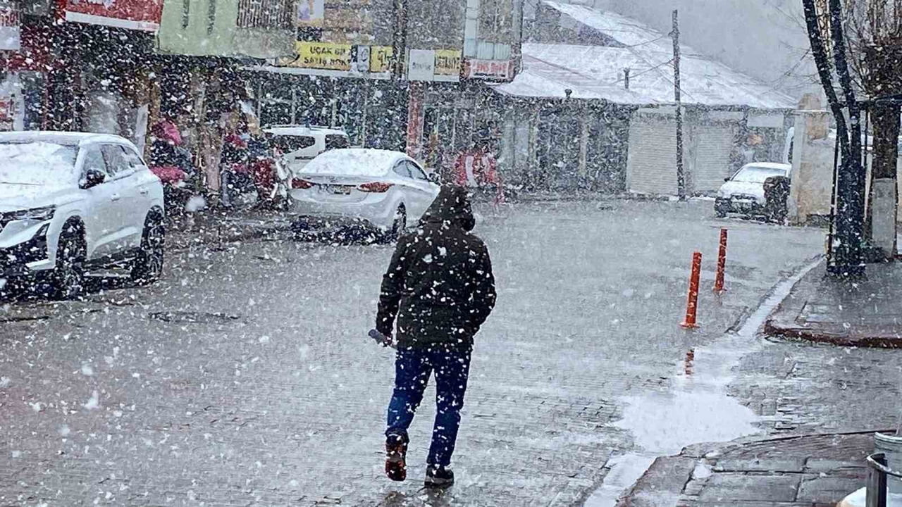 AYLARDIR KARLA MÜCADELE EDEN BİNGÖL'ÜN KARLIOVA İLÇESİNDE KAR YAĞIŞI TEKRAR BAŞLADI.