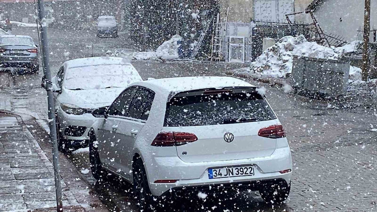 AYLARDIR KARLA MÜCADELE EDEN BİNGÖL'ÜN KARLIOVA İLÇESİNDE KAR YAĞIŞI TEKRAR BAŞLADI.