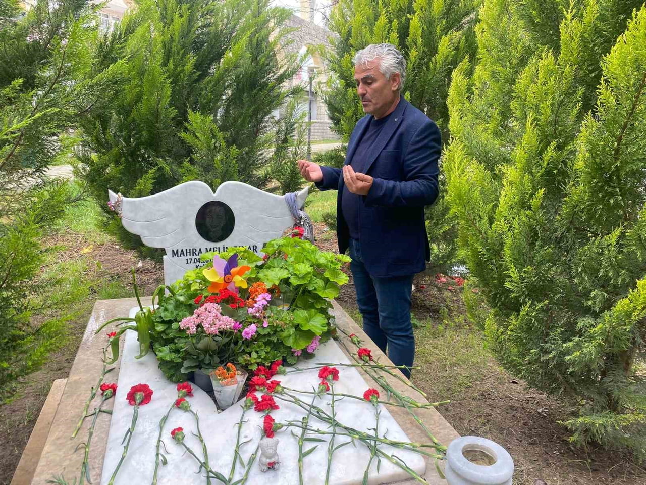 BABA MURAT PINAR, KIZININ MEZARI BAŞINDA DUYGUSAL ANLAR YAŞADI