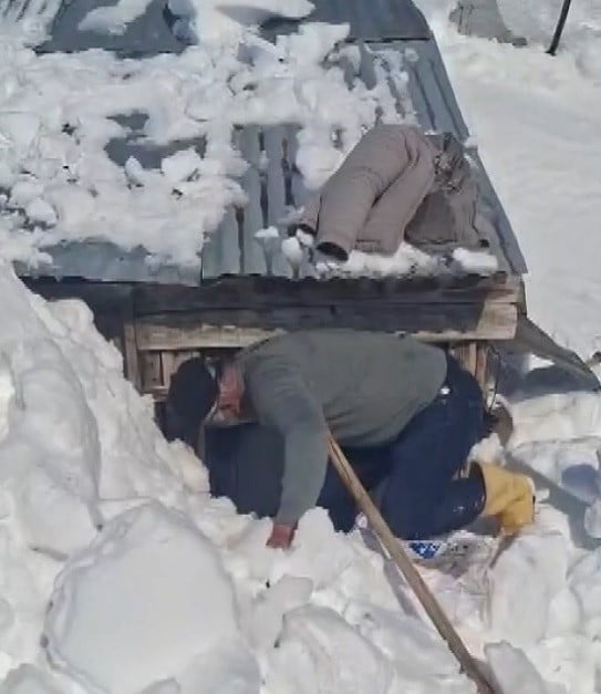 BAHAR HAZIRLIĞI İÇİN GİTTİKLERİ KÖYDE METRELERCE KARLA KARŞILAŞTILAR