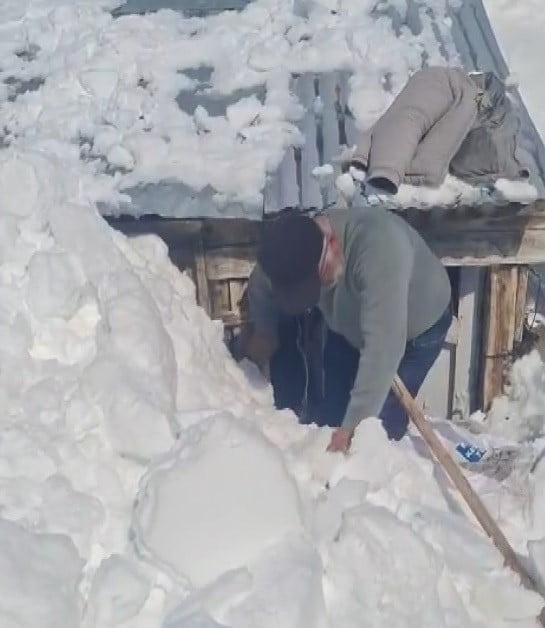 BAHAR HAZIRLIĞI İÇİN GİTTİKLERİ KÖYDE METRELERCE KARLA KARŞILAŞTILAR