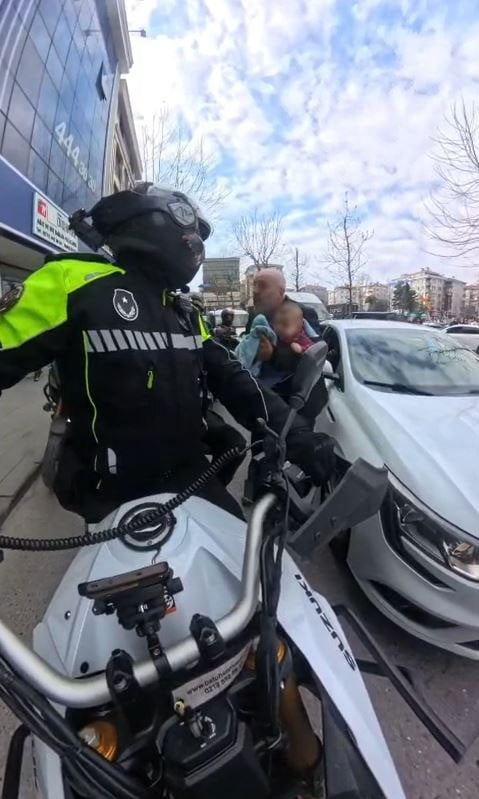 BAHÇELİEVLER’DE BEBEĞİ YERE DÜŞEREK YARALANAN AİLE  YOĞUN TRAFİKTE KALINCA YARDIMINA BAHÇELİEVLER...