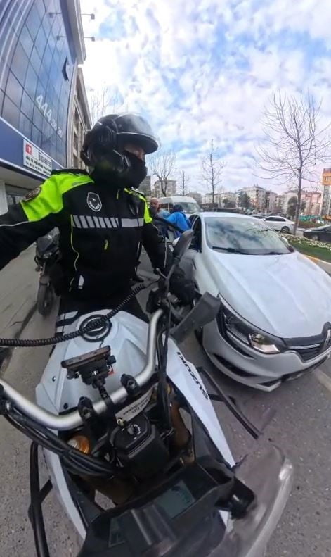 BAHÇELİEVLER’DE BEBEĞİ YERE DÜŞEREK YARALANAN AİLE  YOĞUN TRAFİKTE KALINCA YARDIMINA BAHÇELİEVLER...