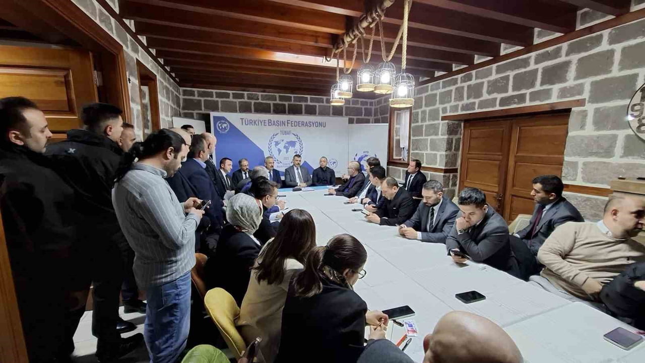 BAKAN ÇİFTÇİ, TÜRKİYE BASIN FEDERASYONU'NDA (TÜBAF) "ANADOLU SOHBETLERİ" ÇERÇEVESİNDEN DÜZENLENEN...