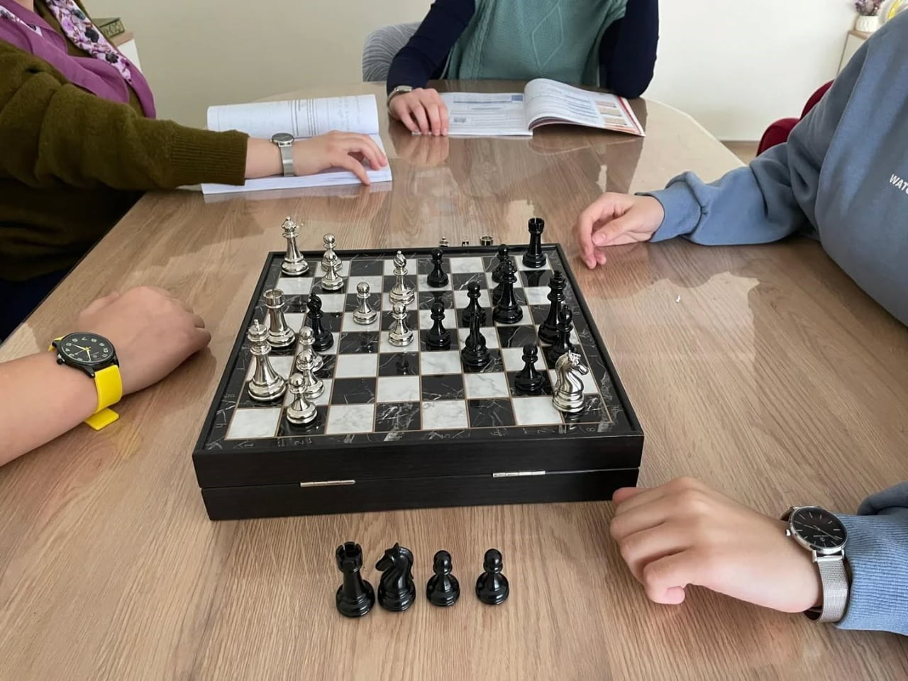 BAKAN GÖKTAŞ’TAN KORUMA ALTINDAKİ ÇOCUKLARA HEDİYE