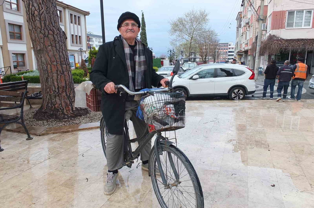 BALIKESİR'İN BURHANİYE İLÇESİNDE 81 YAŞINDAKİ HÜSEYİN KOCABIYIK, 55 YILDIR BİSİKLET KULLANARAK HEM...