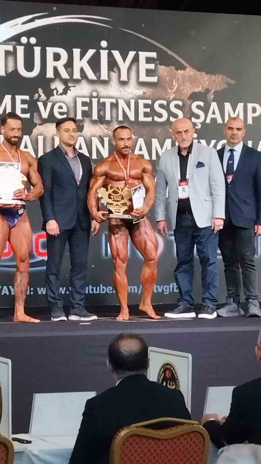 BALIKESİR’İN AYVALIK İLÇESİNİN YETİŞTİRDİĞİ VÜCUT GELİŞTİRME SPORCUSU FATİH SEVİNMİŞ, TÜRKİYE...