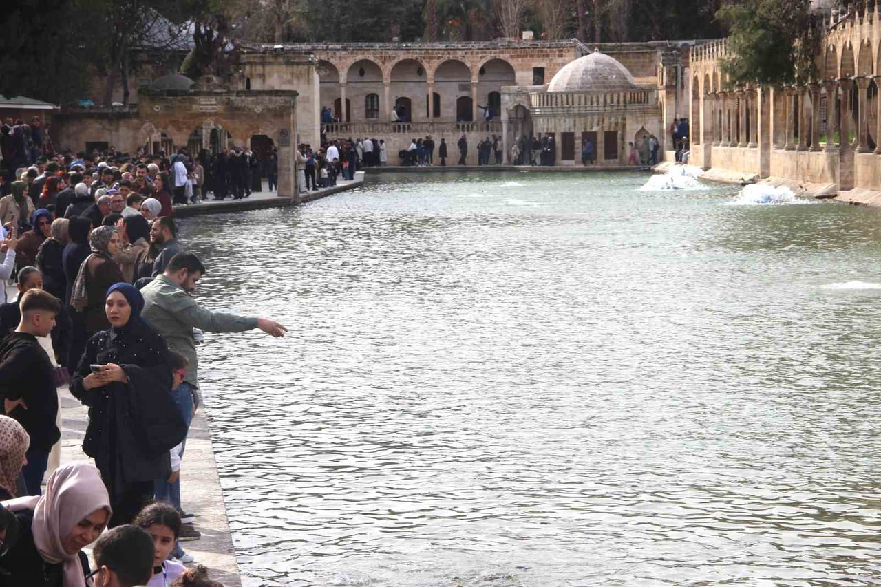 BALIKLARA YEM ATANLAR