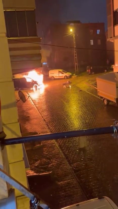 BAŞAKŞEHİR’DE BİR ARAÇ BİLİNMEYEN BİR NEDENLE ALEV ALEV YANDI. YAŞANAN O ANLAR CEP TELEFONU...