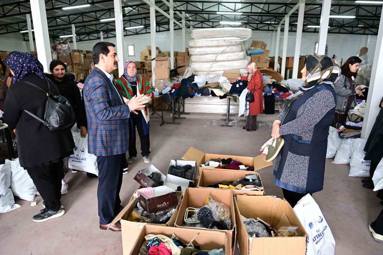 BAŞKAN TAŞKIN YARDIM MALZEMELERİ TASNİFİNE EŞLİK ETTİ