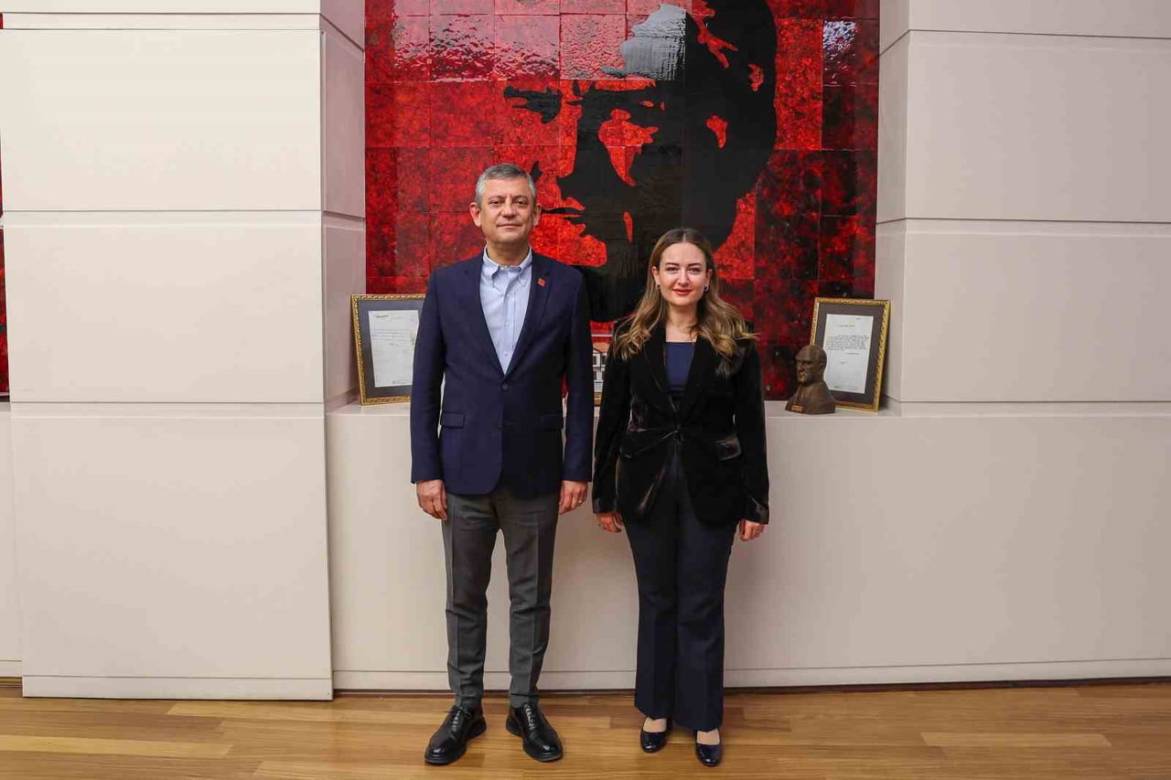 BAŞKAN VEKİLİ BÜŞRA ÖZDEMİR, ZİYARET ANISINA ÖZGÜR ÖZEL’E BİR TABLO HEDİYE ETTİ.