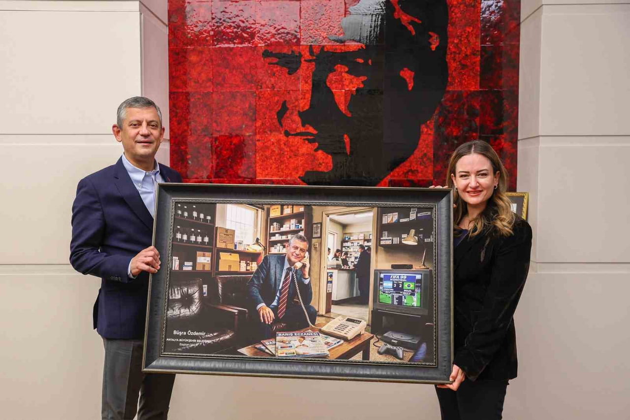 BAŞKAN VEKİLİ BÜŞRA ÖZDEMİR, ZİYARET ANISINA ÖZGÜR ÖZEL’E BİR TABLO HEDİYE ETTİ.