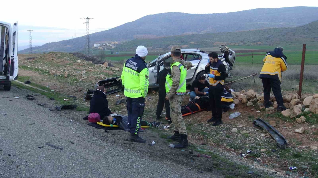 BATMAN'IN GERCÜŞ İLÇESİNDE MEYDANA GELEN TRAFİK KAZASINDA 5 KİŞİ YARALANDI.