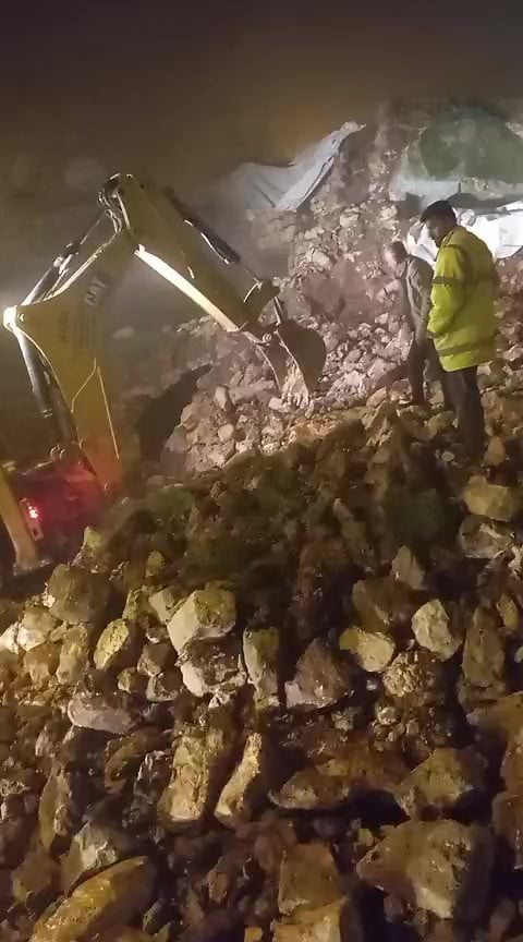 BATMAN'IN GERCÜŞ İLÇESİNDE SAĞANAK YAĞIŞLAR BİRLİKTE ÇÖKEN AHIRIN ENKAZI ALTINDA KALAN 5 ADET...