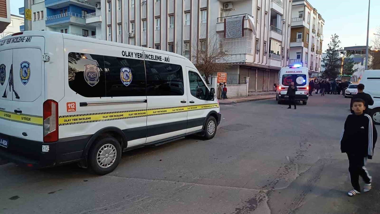 BATMAN’DA 17 YAŞINDAKİ BİR GENÇ, HENÜZ BİLİNMEYEN BİR NEDENLE ANNESİ VE AĞABEYİNE SİLAHLI SALDIRI...